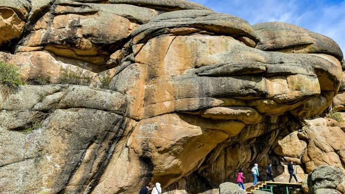 新疆石蛋地貌吸引游客