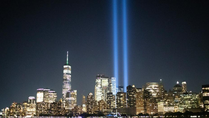 911事件20周年前夜 双子塔光柱点亮纽约