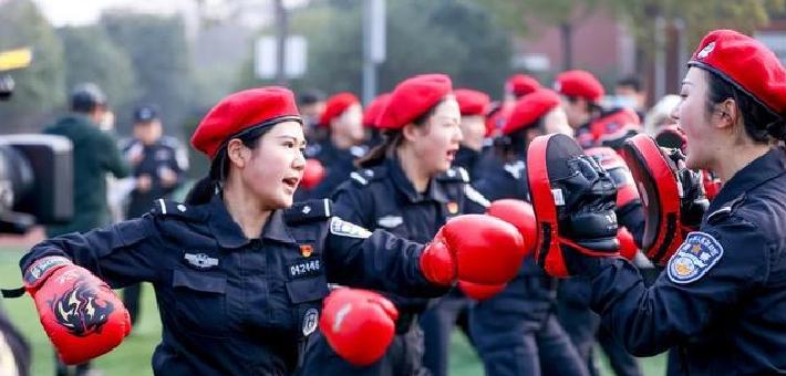 武汉：女子特警队员冬训忙