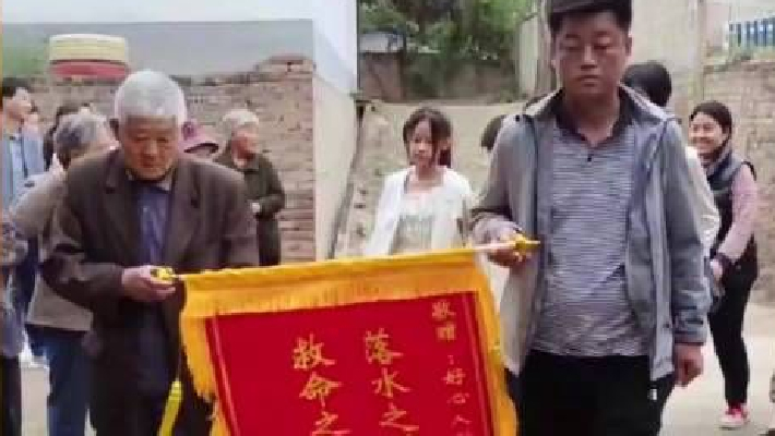男孩掉入黄河被救家长抬羊登门拜谢