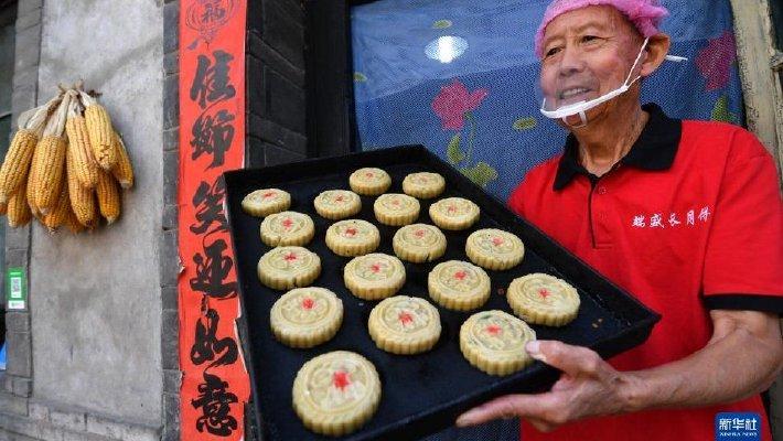 制作月饼迎中秋