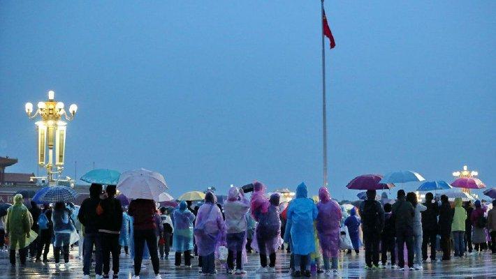 上万名群众冒雨天安门广场观看升国旗仪式