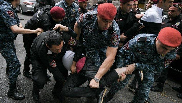 亚美尼亚爆发抗议要求总理下台