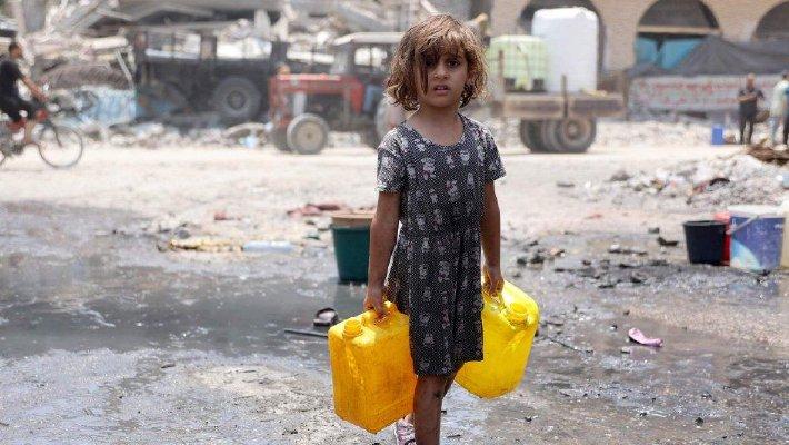 加沙地带北部难民营儿童艰难取水