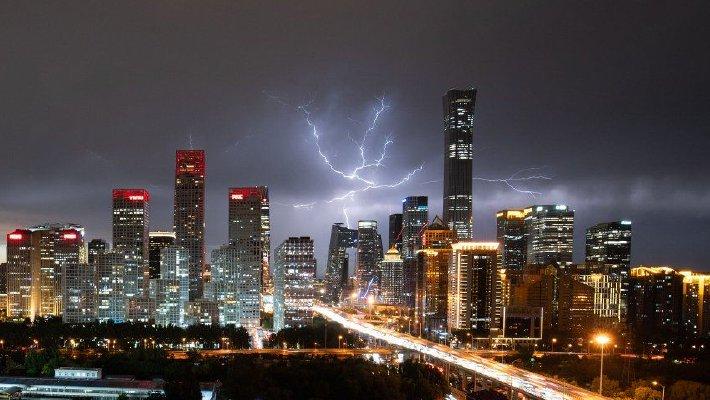 北京遭遇强对流天气 电闪雷鸣