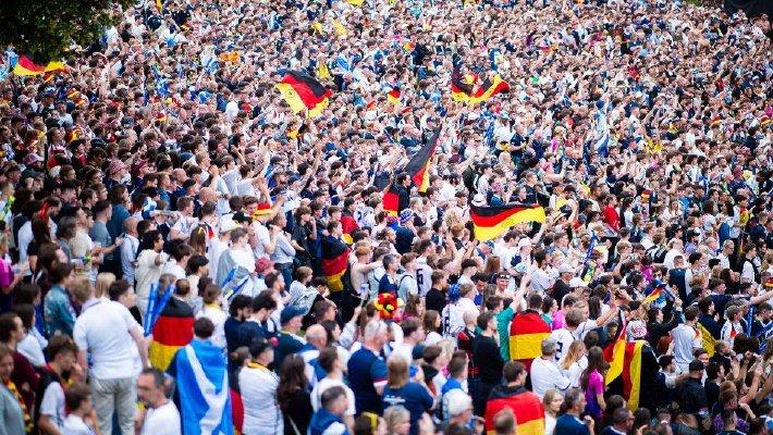 德国多地球迷区“人满为患”
