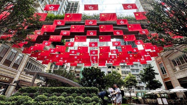 香港回归祖国27周年 街头悬挂国旗与区旗
