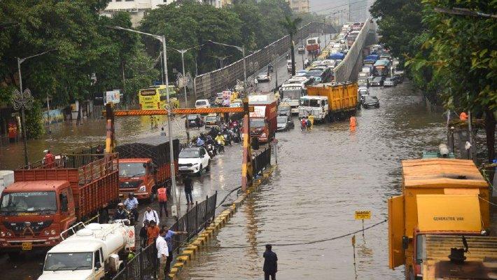 孟买强降雨致严重内涝