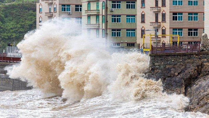 台风“格美”来袭 浙江温岭沿海掀起巨浪