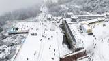 四川眉山：游客穿越“冰雪奇缘”