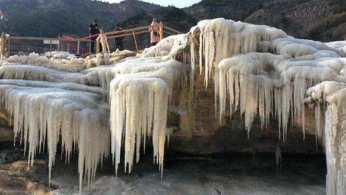 壶口瀑布现“冰瀑玉壶”景观