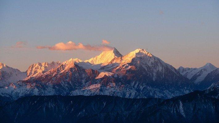 四川:贡嘎雪山现日照金山景观