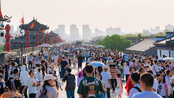 五一假期多地景区迎客流高峰