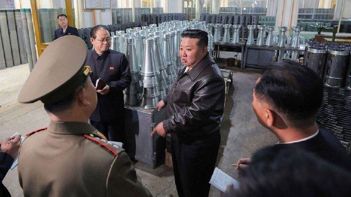 金正恩视察武器和机械制造厂