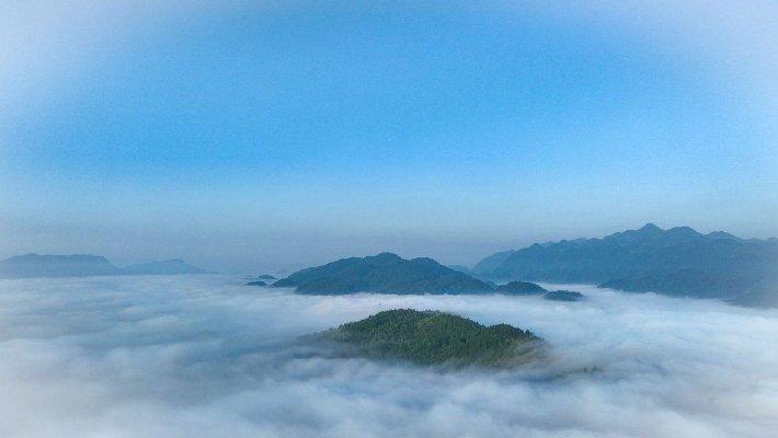 重庆：晨雾如轻纱弥漫山间