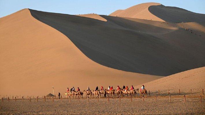 甘肃敦煌：游人畅玩鸣沙山月牙泉景区
