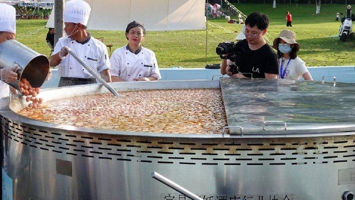 湖北宜昌：巨型火锅煮牛肉丸