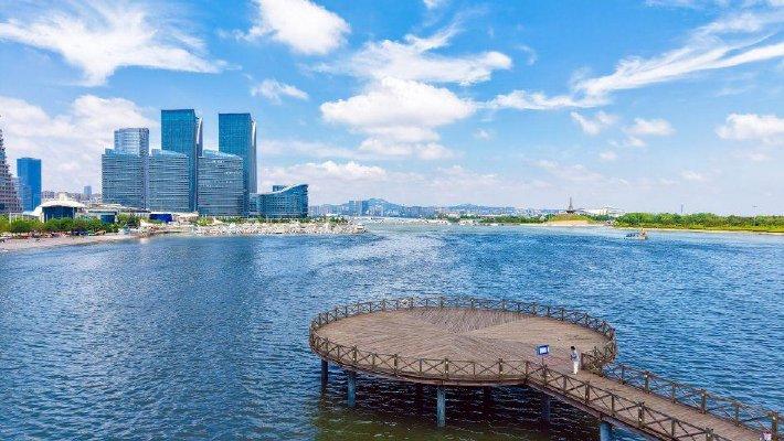 山东日照海滨碧空如洗