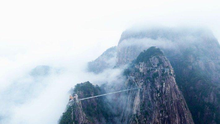 明堂山云雾缭绕似仙境