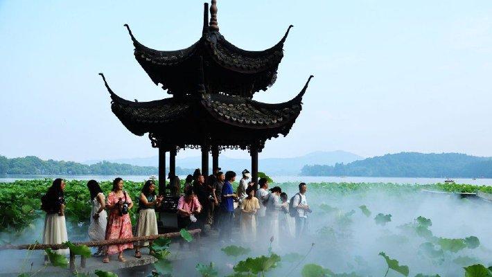 杭州西湖雾气朦胧荷花亭亭