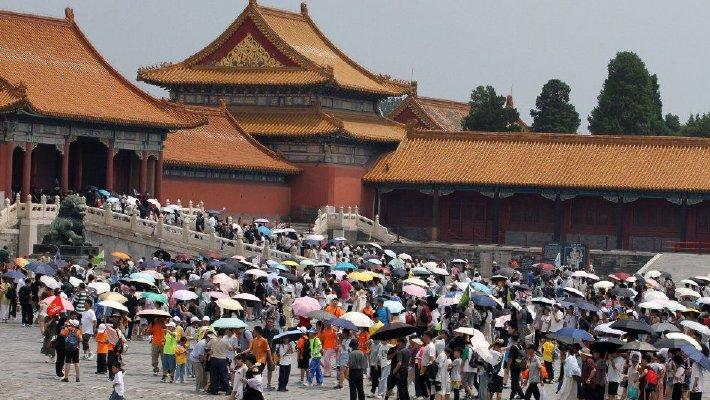 北京：故宫迎来暑期旅游人潮