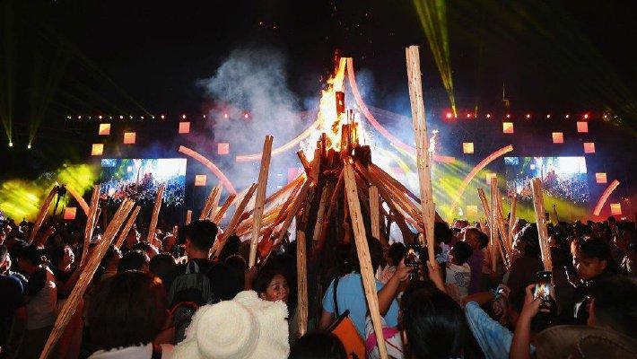 云南民族村上演火把节狂欢