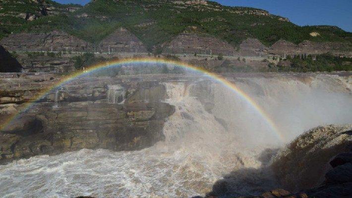 黄河壶口瀑布现“彩虹桥”美景
