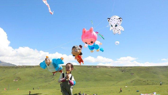 西宁：风筝高手日月山“比武”