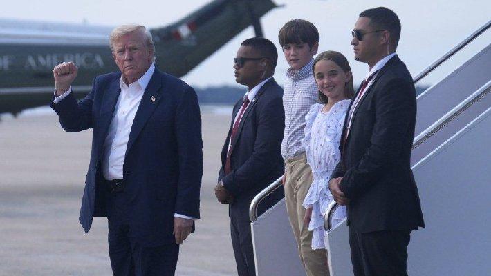 特朗普乘空军一号返美
