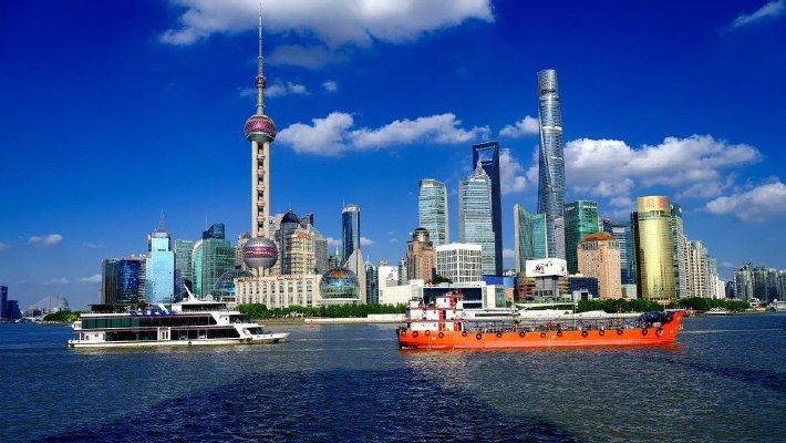 上海外滩上空蓝天白云悠悠
