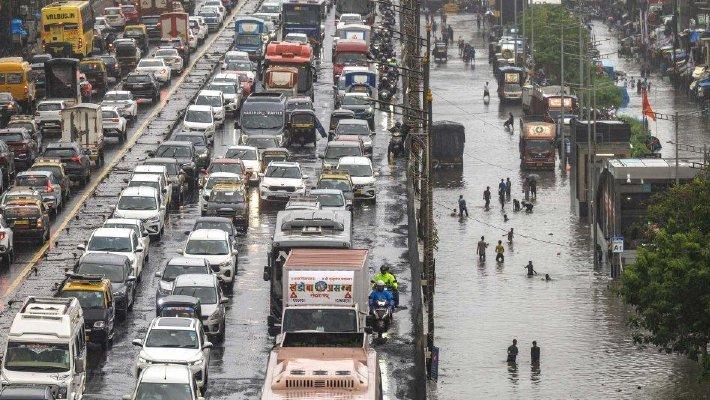 印度孟买暴雨致道路积水严重