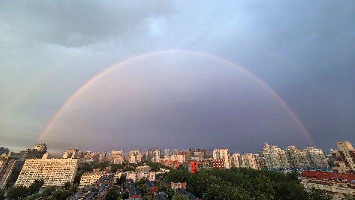 雨后现彩虹 北京晚霞金光漫天
