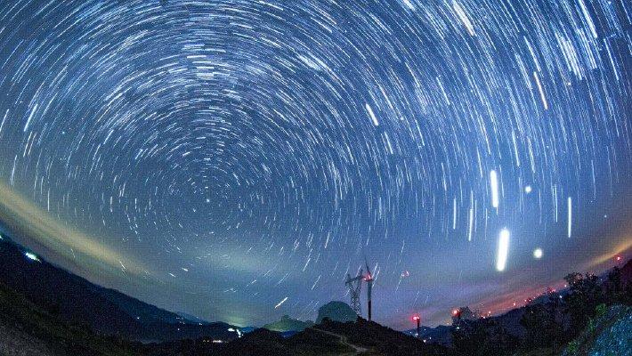 贵州：达棒山风电场繁星满天