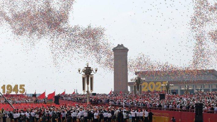 抗战胜利80周年纪念大会：8万羽和平鸽和8万只气球放飞