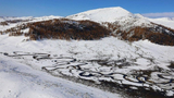 新疆阿勒泰：雪山银白似披薄纱