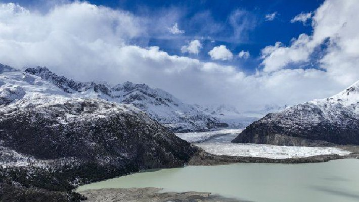 西藏昌都：冰川风光壮美