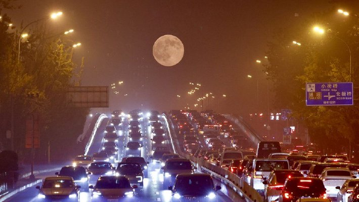 2025年“超级月亮”现身夜空