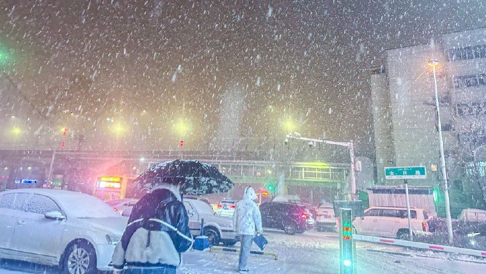 乌鲁木齐现大雾降雪天气