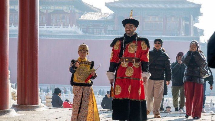 外国游客换古装游览北京故宫