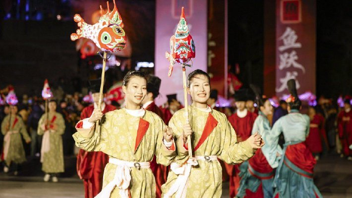 歙县:鱼灯舞动徽州古城乐新年