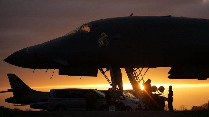 美军轰炸机抵达英军事基地