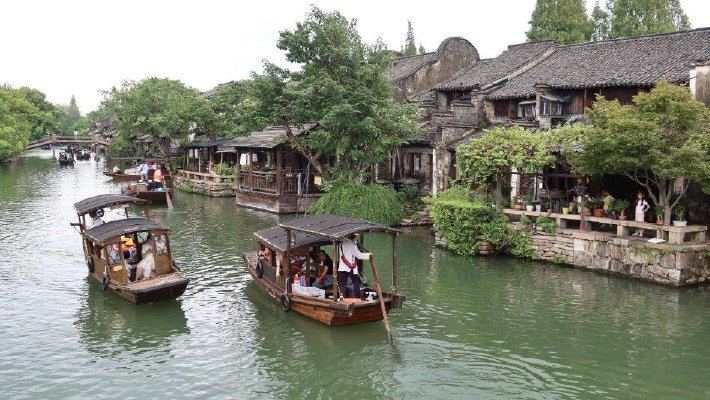 浙江乌镇迎来暑期旅游热