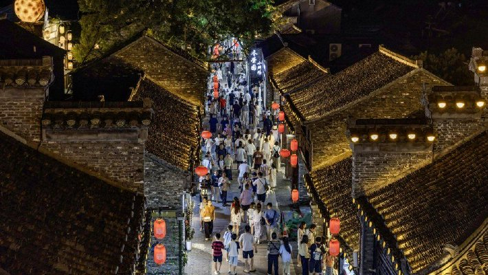 江苏扬州：老街夜市人气旺