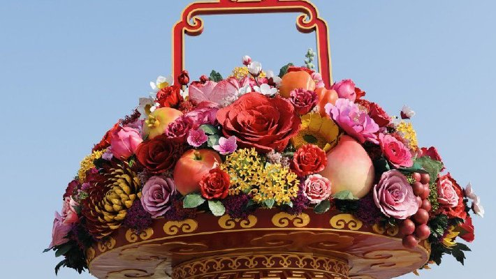 天安门广场“祝福祖国”巨型花篮亮相