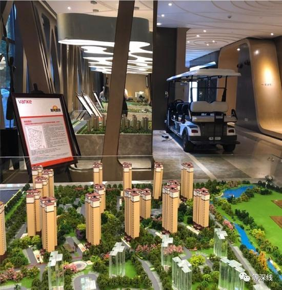 19日，该楼盘两栋高层排卡当天，500人争抢208套房子 &nbsp; &nbsp; 《等深线》记者 郭婧婷 摄影