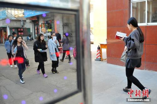 资料图：2017年4月22日，山西太原，参加公务员考试的考生在考前紧张复习。 韦亮 摄