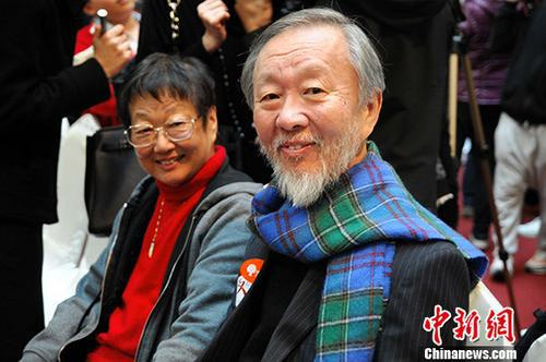 　　图为夫妇二人今年一同出席“高锟慈善基金”的活动。“光纤之父”虽然忘记光纤为何物，却推动了社会对脑退化症患者的关注。 高锟慈善基金 供图