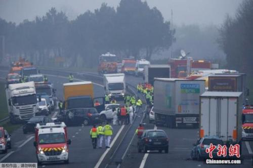 资料图：法国发生多辆车相撞事故。