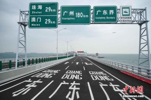 　　10月19日，港珠澳大桥开通在即，香港特区运输及房屋局安排传媒前往港珠澳大桥香港口岸及香港连接路进行拍摄。中新社记者 麦尚旻 摄