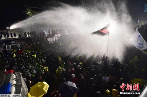　　资料图：当地时间2015年4月18日，韩国首尔，“世越号”沉船遇难者家属游行前往总统府抗议遭拦阻，示威民众与警方发生冲突。